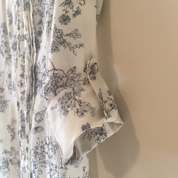 H&M size US 4 off white blouse w/beautiful pattern - Picture 4 of 4